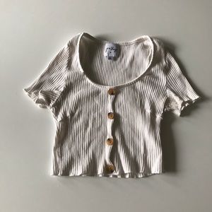 🧚‍♀️ White crop top with buttons